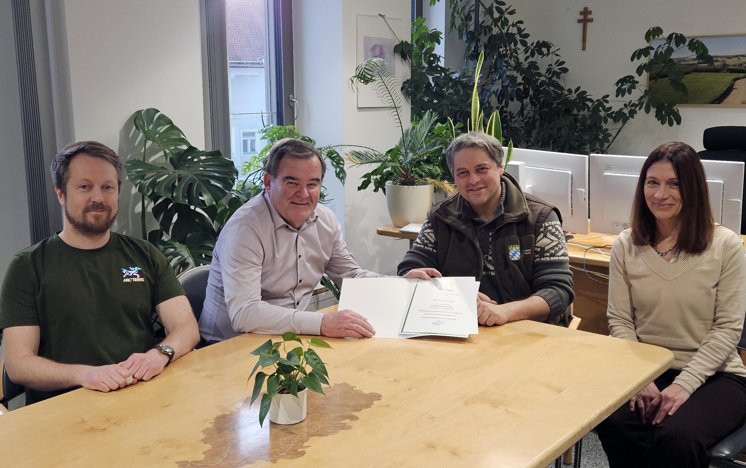 mehrere Personen sitzen an einem Tisch