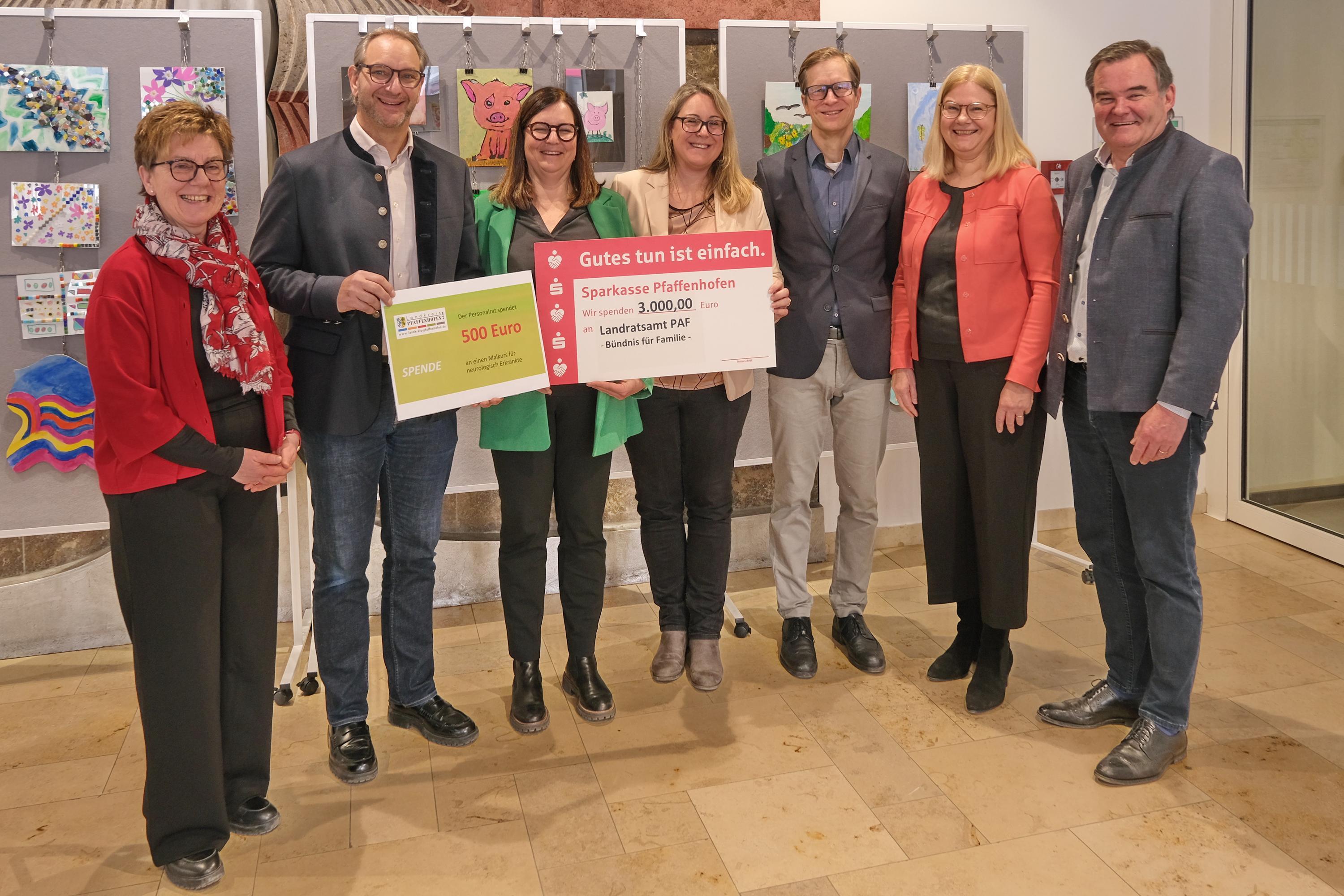 mehrere Personen stehen in einer Gruppe nebeneinander