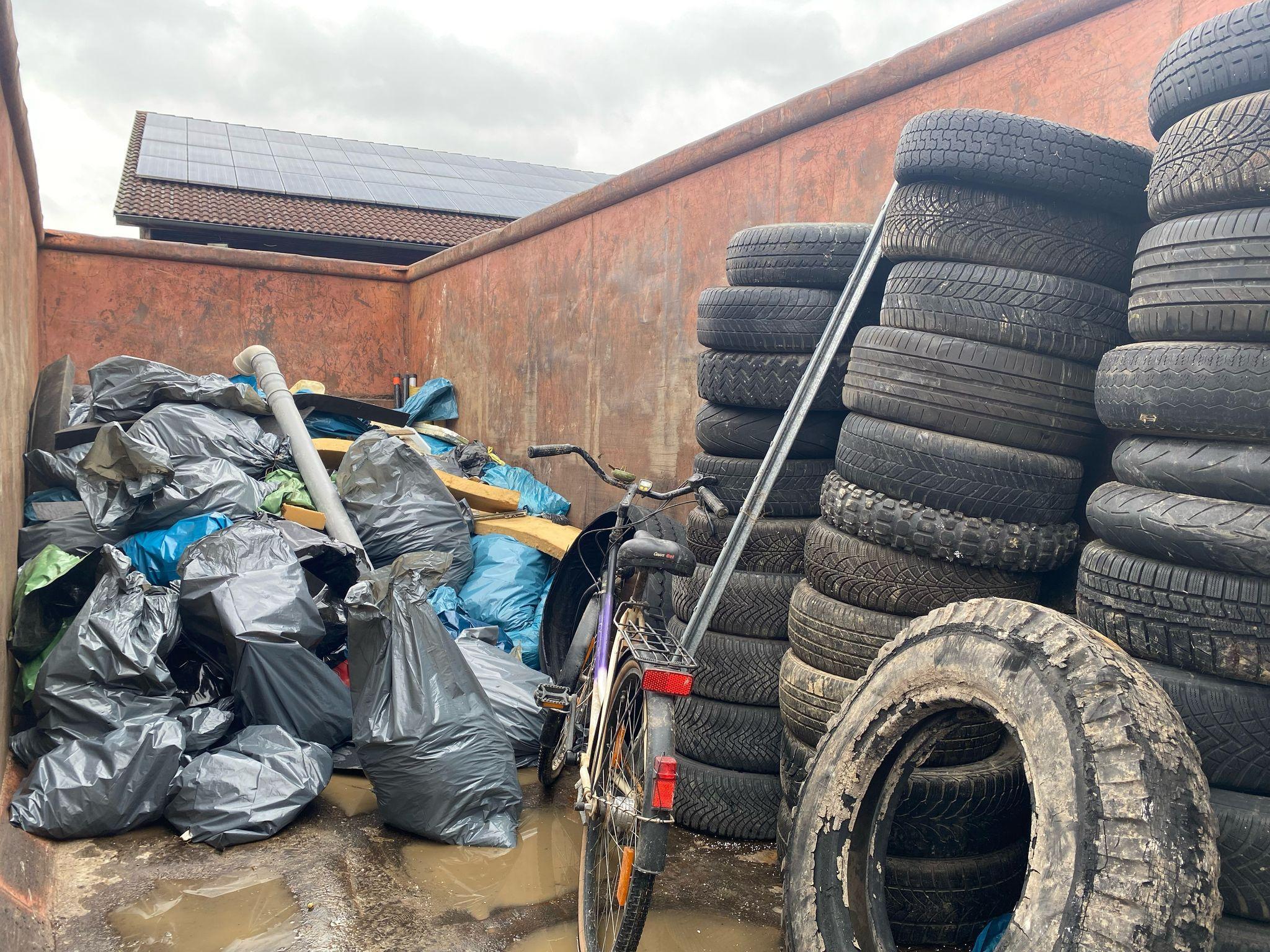 Müllsäcke und alte Reifen