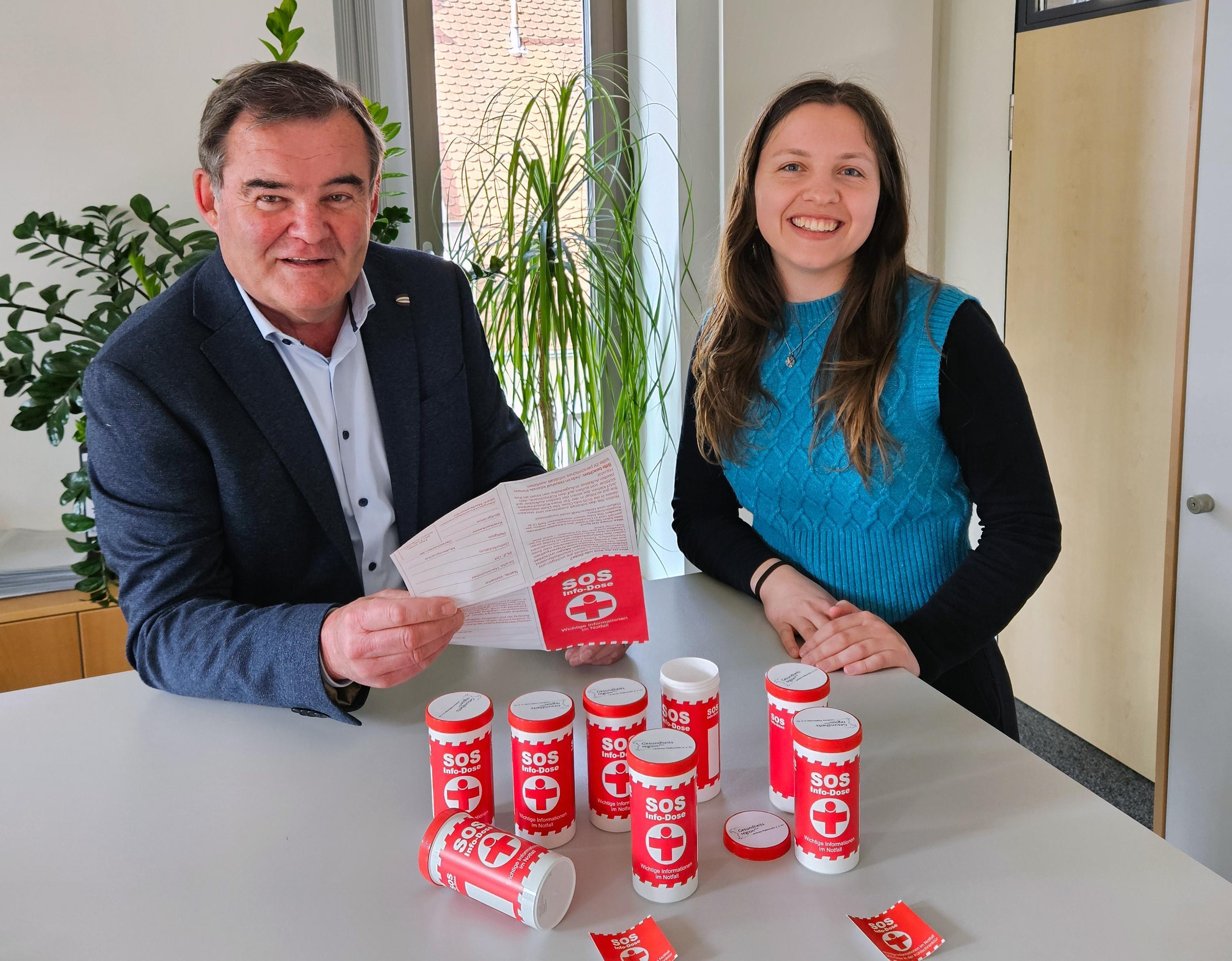 zwei Personen stehen nebeneinander