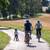 Eine Familie mit Kind fährt auf dem Fahrrad