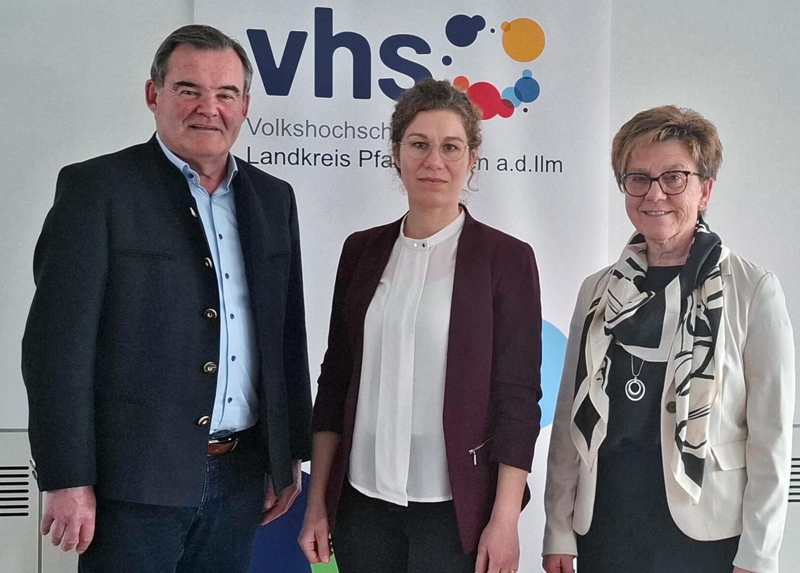 drei Personen stehen nebeneinander