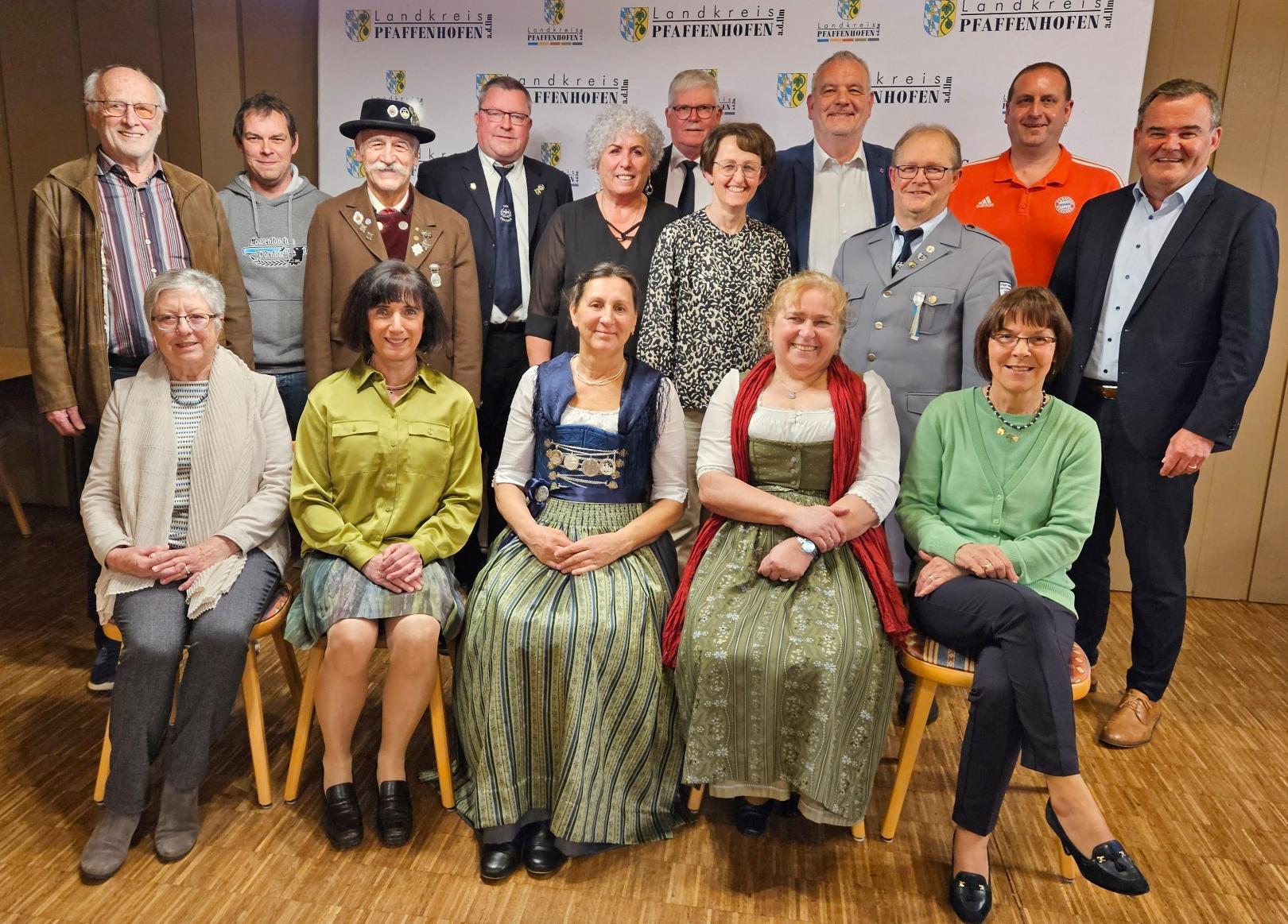 mehrere Personen stehen in einer Gruppe nebeneinander