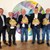 mehrere Personen stehen in einer Gruppe nebeneinander