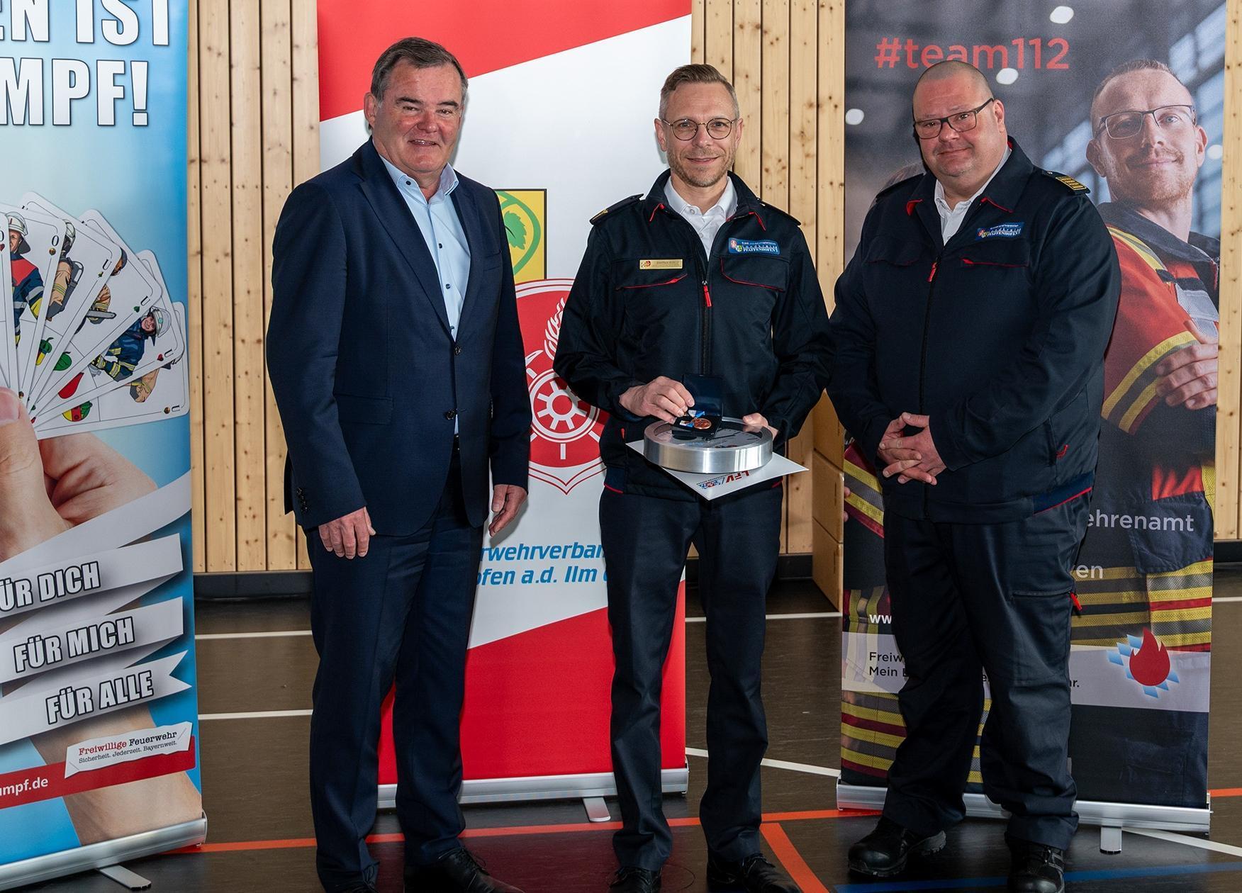 drei Personen stehen nebeneinander