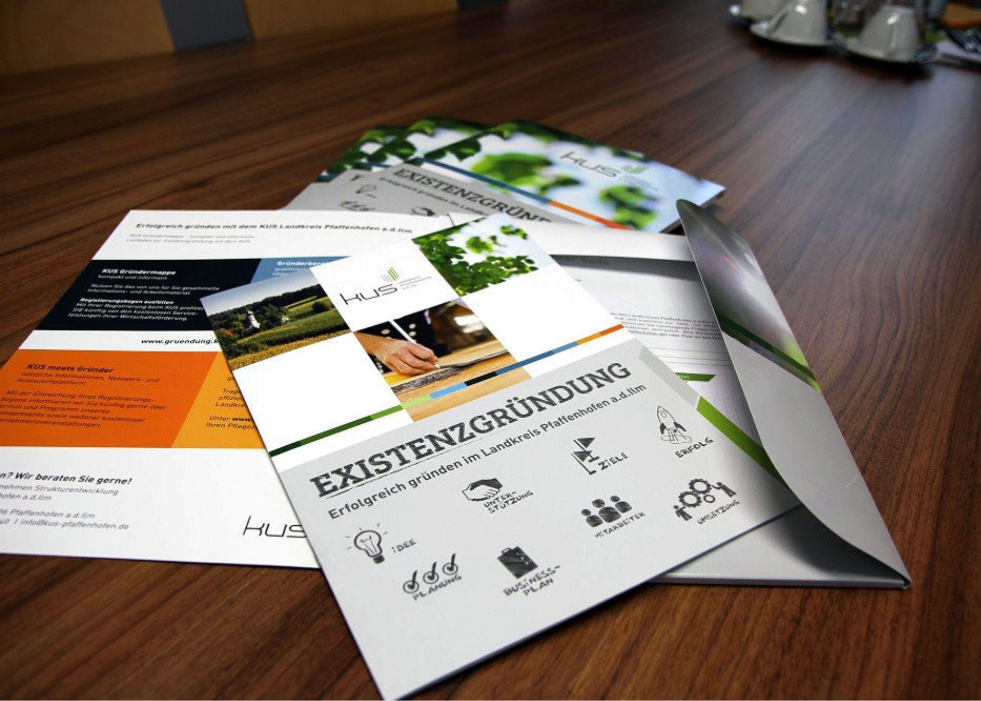 Prospekte Existenzgründung liegen auf einem Tisch