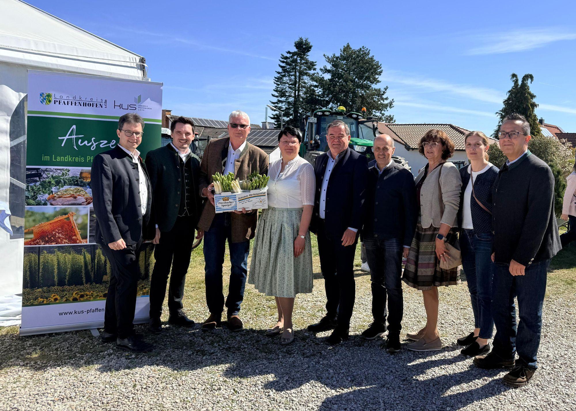 mehrere Personen stehen in einer Gruppe nebeneinander