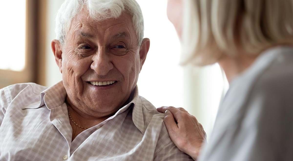 Senior mit Pflegerin