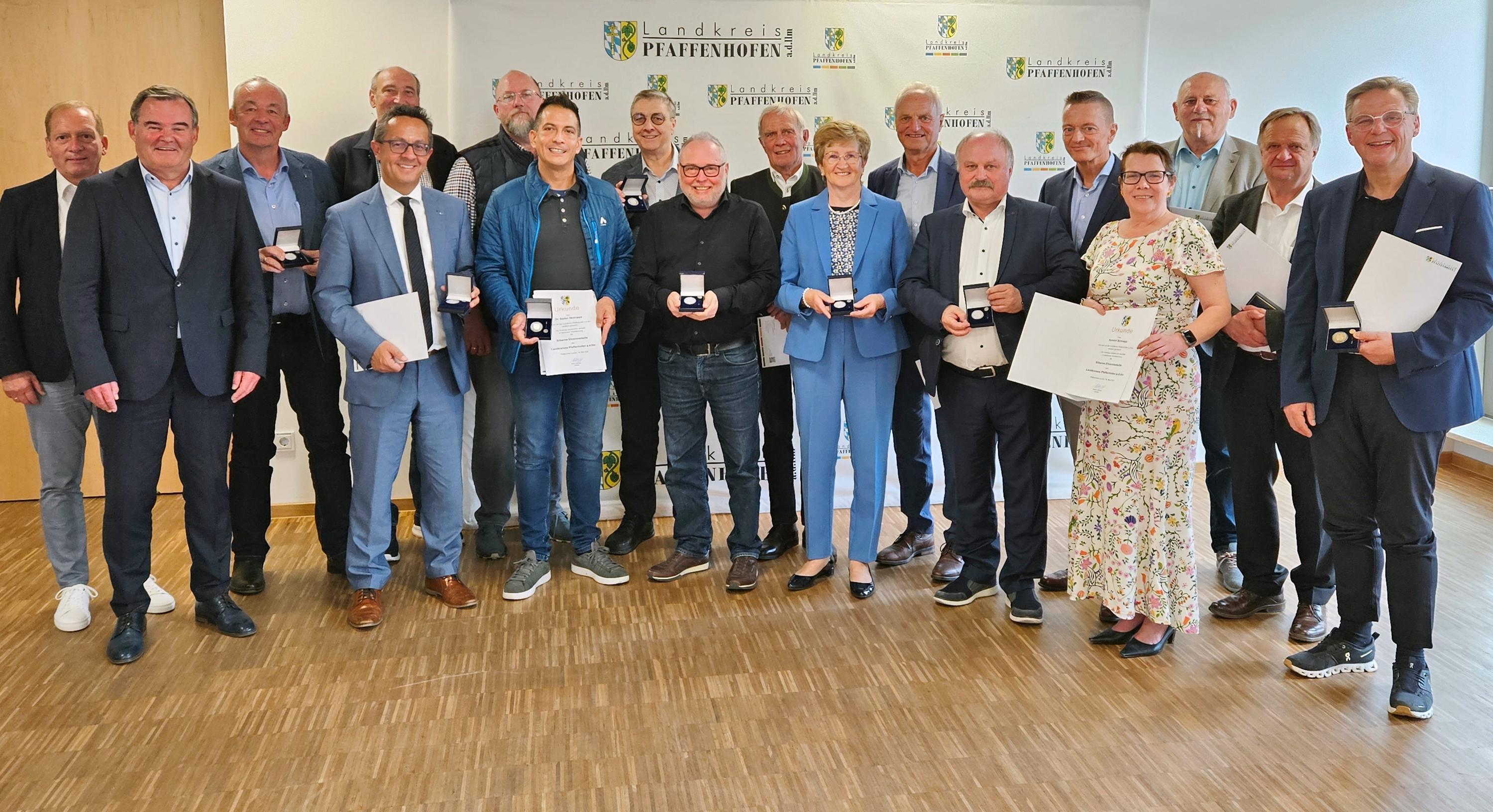 mehrere Personen stehen in einer Gruppe nebeneinander