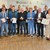 mehrere Personen stehen in einer Gruppe nebeneinander
