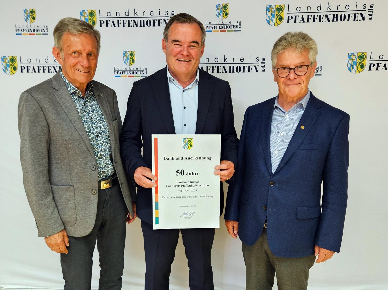 drei Personen stehen nebeneinander