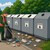 eine Person steht vor Containern