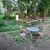 Gartenstühle und Tisch in einem Garten