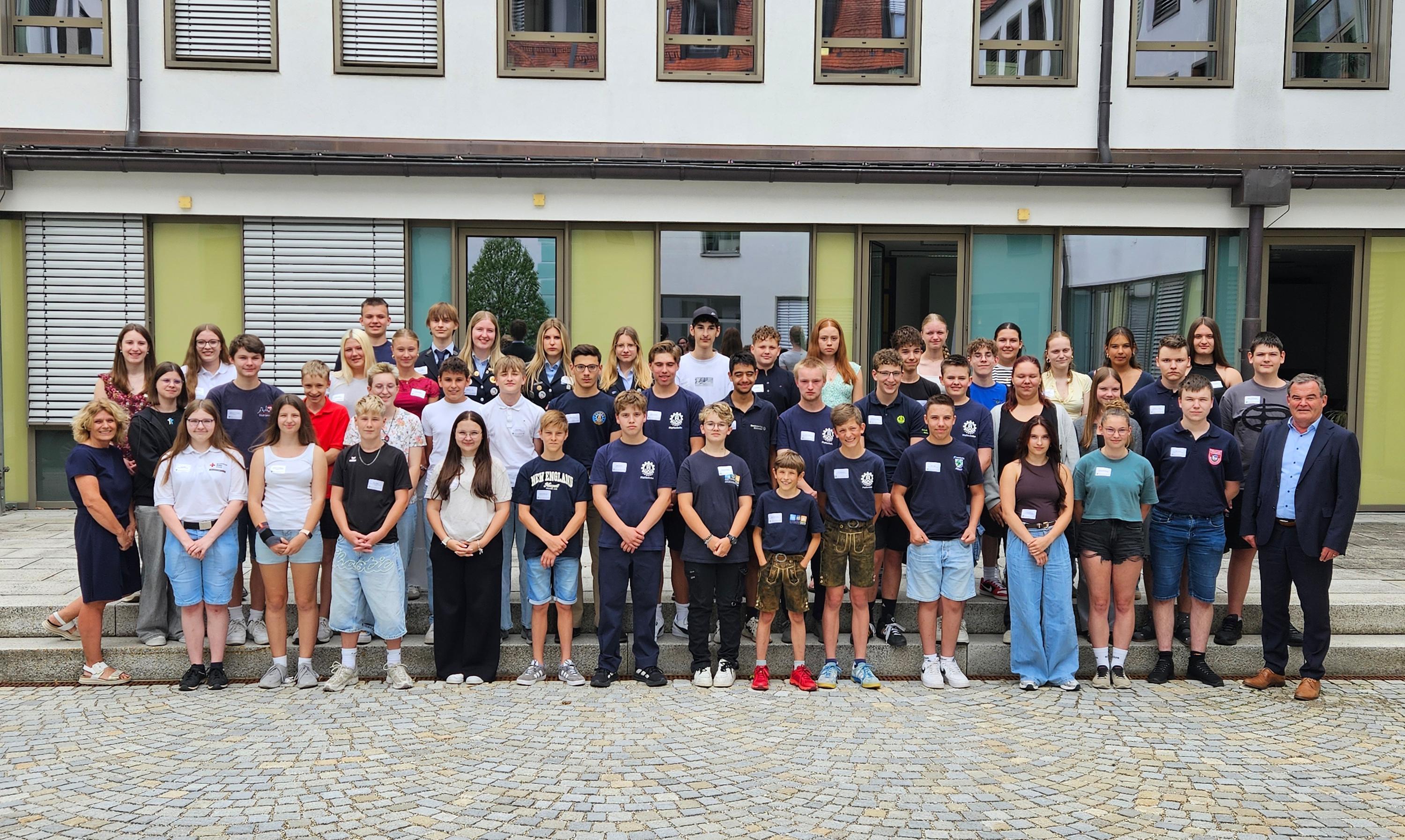 mehrere Personen stehen in einer Gruppe nebeneinander