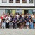 mehrere Personen stehen in einer Gruppe nebeneinander