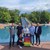 sechs Personen stehen vor einem Wasserbecken und einer UV-Tafel