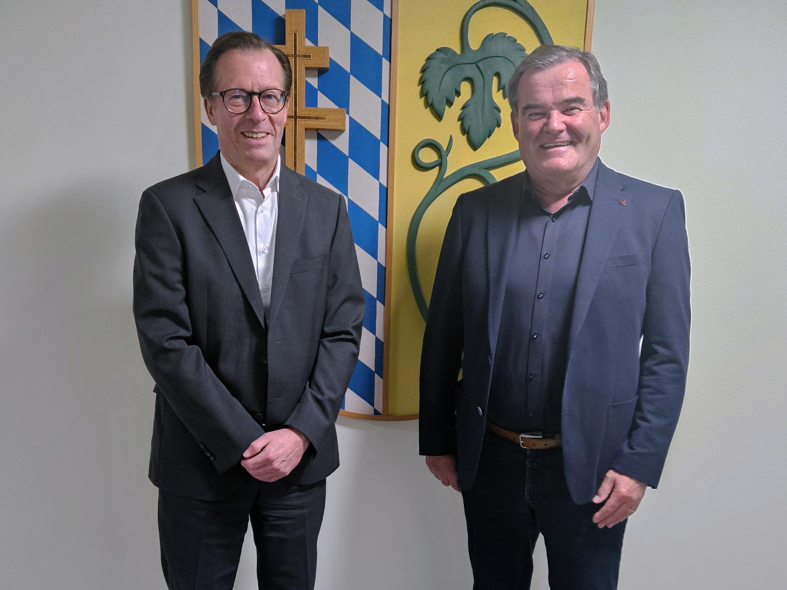 zwei Personen stehen nebeneinander