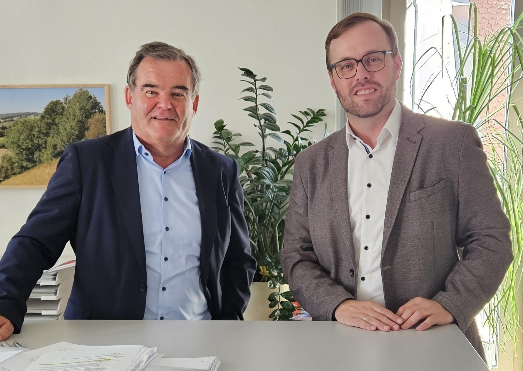 zwei Personen stehen nebeneinander