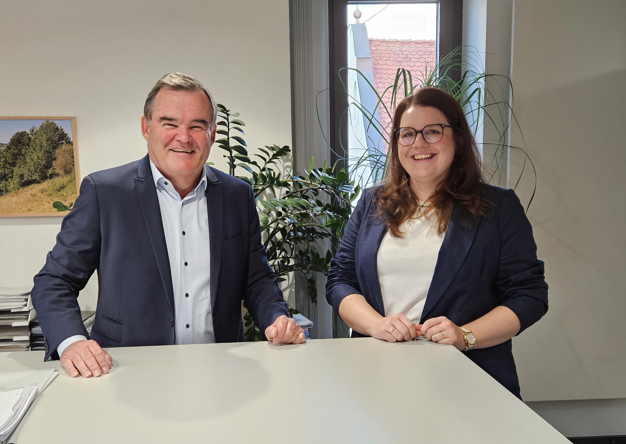 zwei Personen stehen nebeneinander