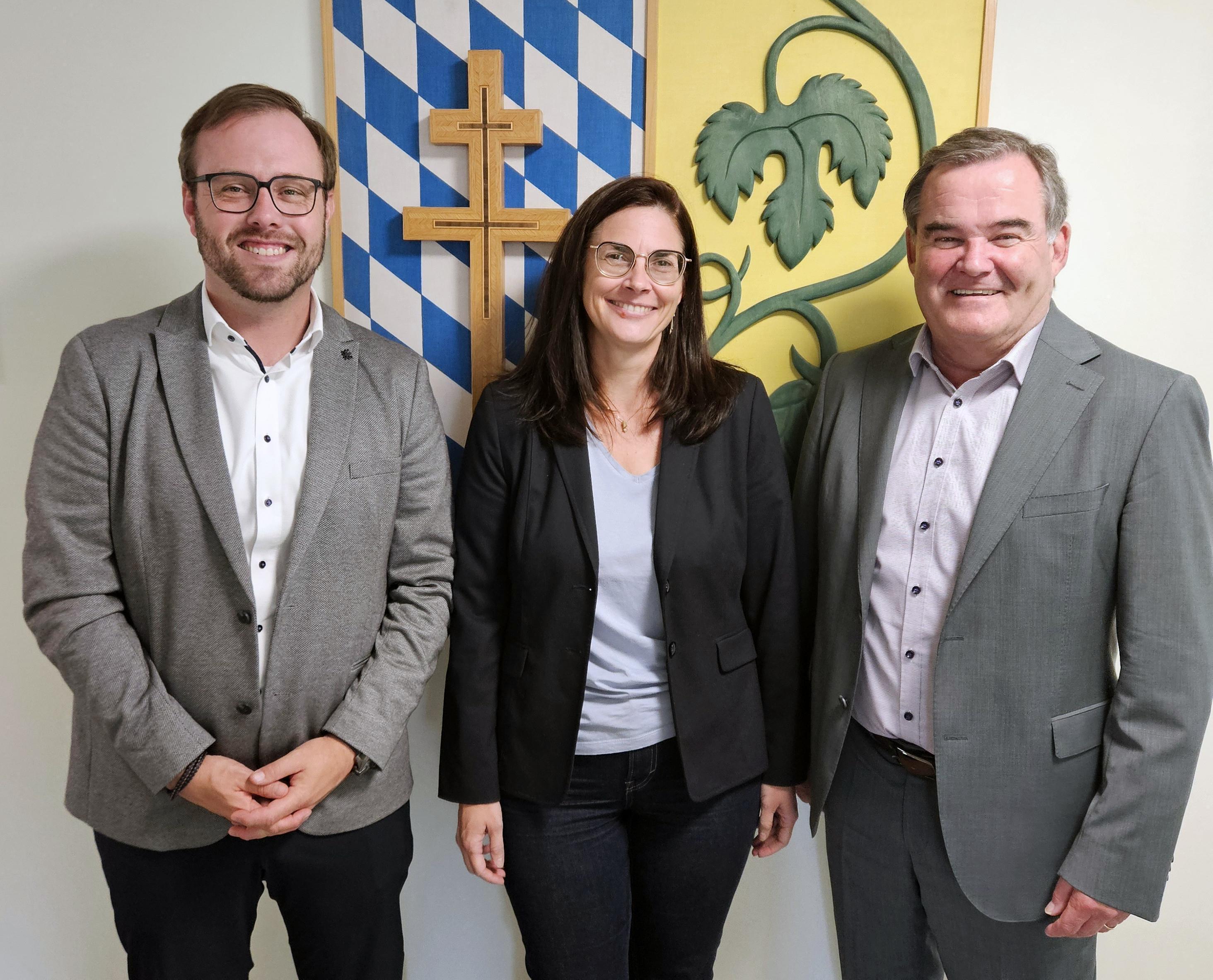mehrere Personen stehen nebeneinander