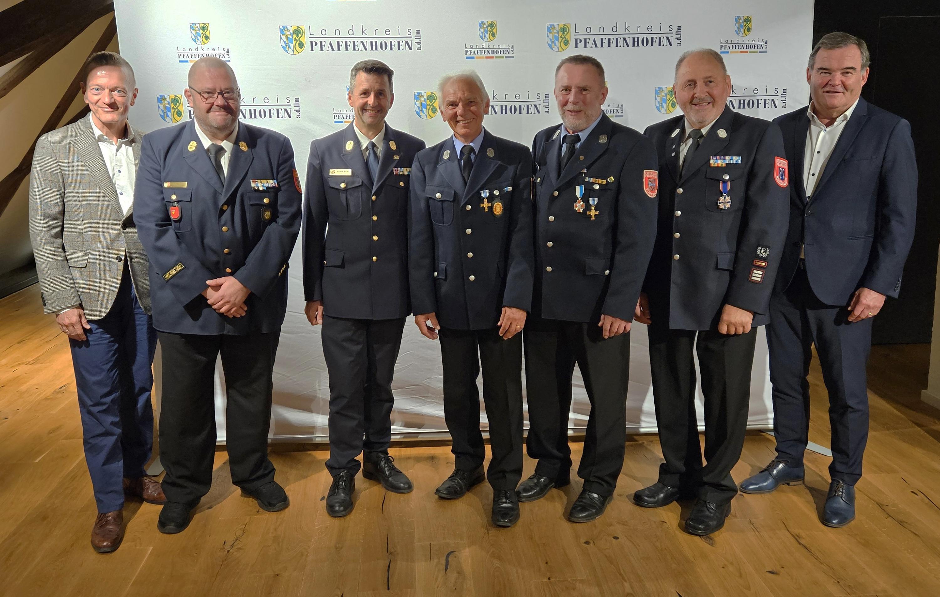mehrere Personen stehen nebeneinander