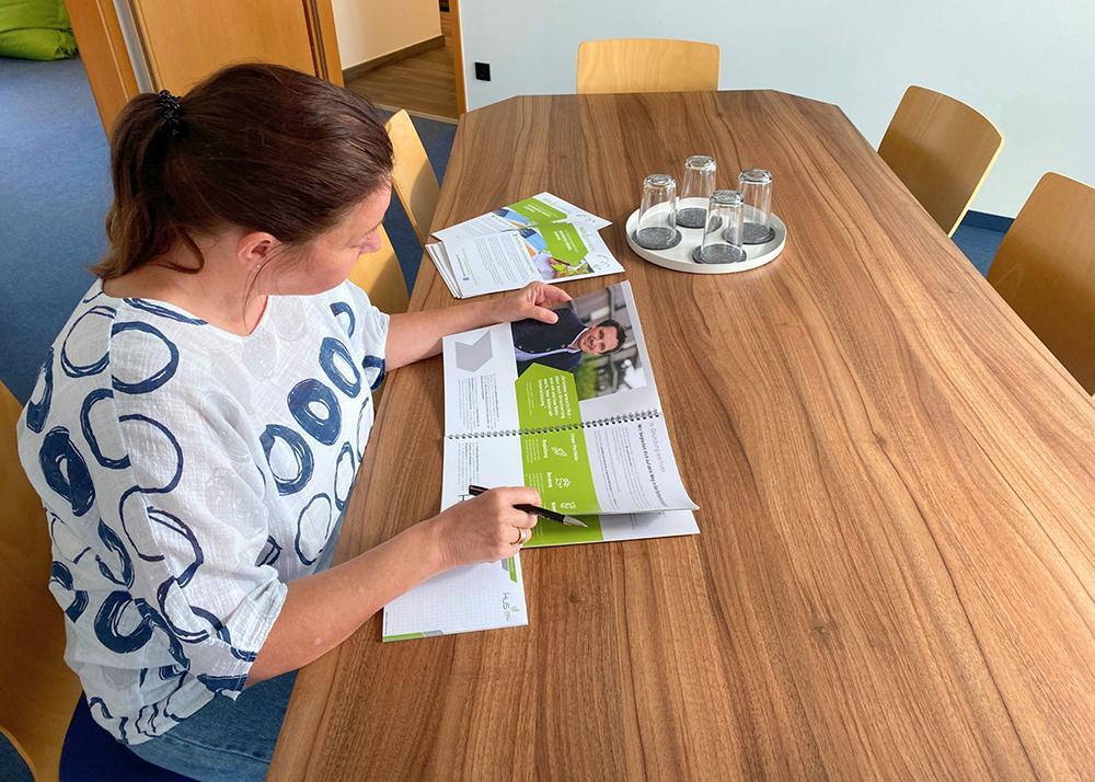 Gründerberaterin sitzt am Schreibtisch
