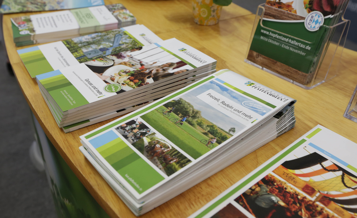 Die vielseitigen Printbroschüren informieren die Messebesucher über die vielseitige Freizeitmöglichkeiten im Landkreis Pfaffenhofen Leider haben wir keinen Alternativtext zu diesem Bild, aber wir arbeiten daran.