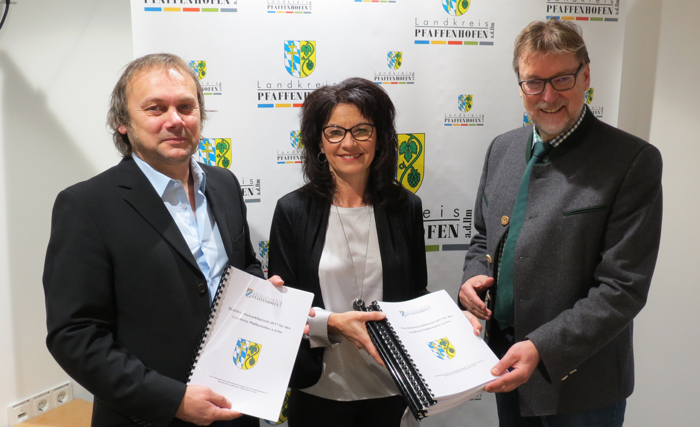 v.l.n.r Edmund Ferstl stellvertretender Vorsitzender des Gutachterausschusses, Anita Eisenmann Geschäftsführung des Gutachterausschusses und Landrat Martin Wolf Leider haben wir keinen Alternativtext zu diesem Bild, aber wir arbeiten daran.