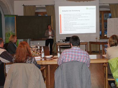 Uschi Schlosser informierte die Teilnehmer des Workshops über Möglichkeiten ehrenamtlichen Engagements von Unternehmen in sozialen Einrichtungen. Leider haben wir keinen Alternativtext zu diesem Bild, aber wir arbeiten daran.
