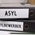 Zwei Aktenordner mit der Aufschrift Asyl und Asylbewerber