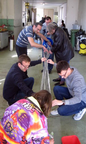 Beim Spiel „Wassertransport“ konnten die Bewohner ihr Geschick unter Beweis stellen. Leider haben wir keinen Alternativtext zu diesem Bild, aber wir arbeiten daran.