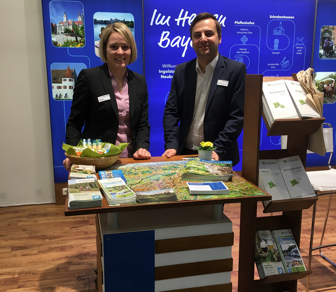 Andreas Regensburger und Lisa Sutter präsentierten den Landkreis Pfaffenhofen am Gemeinschaftsstand der Region 10 unter dem Dach der Tourismusregion Oberbayern in Halle 8. Leider haben wir keinen Alternativtext zu diesem Bild, aber wir arbeiten daran.