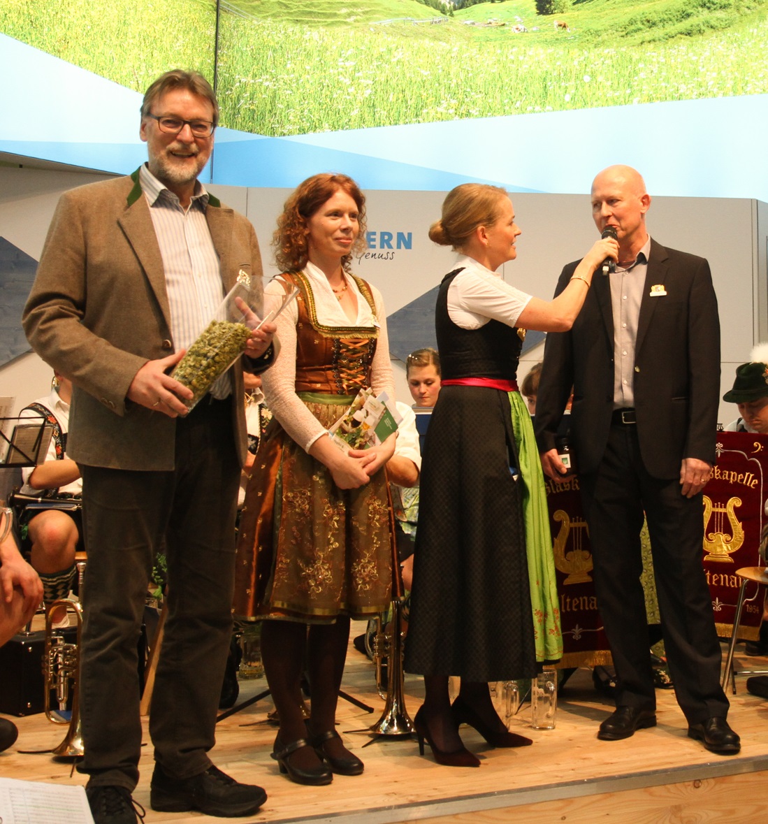 Martin Wolf (Landrat von Pfaffenhofen und Vorsitzender Hopfenland Hallertau Tourismus, l.), Heidemarie Gmelch (Hopfenland Hallertau Tourismus, 2. v. l.) und Dr. Christoph Pinzl (Leiter des Deutschen Hopfenmuseums) im Gespräch mit Moderatorin Regina Wallner.