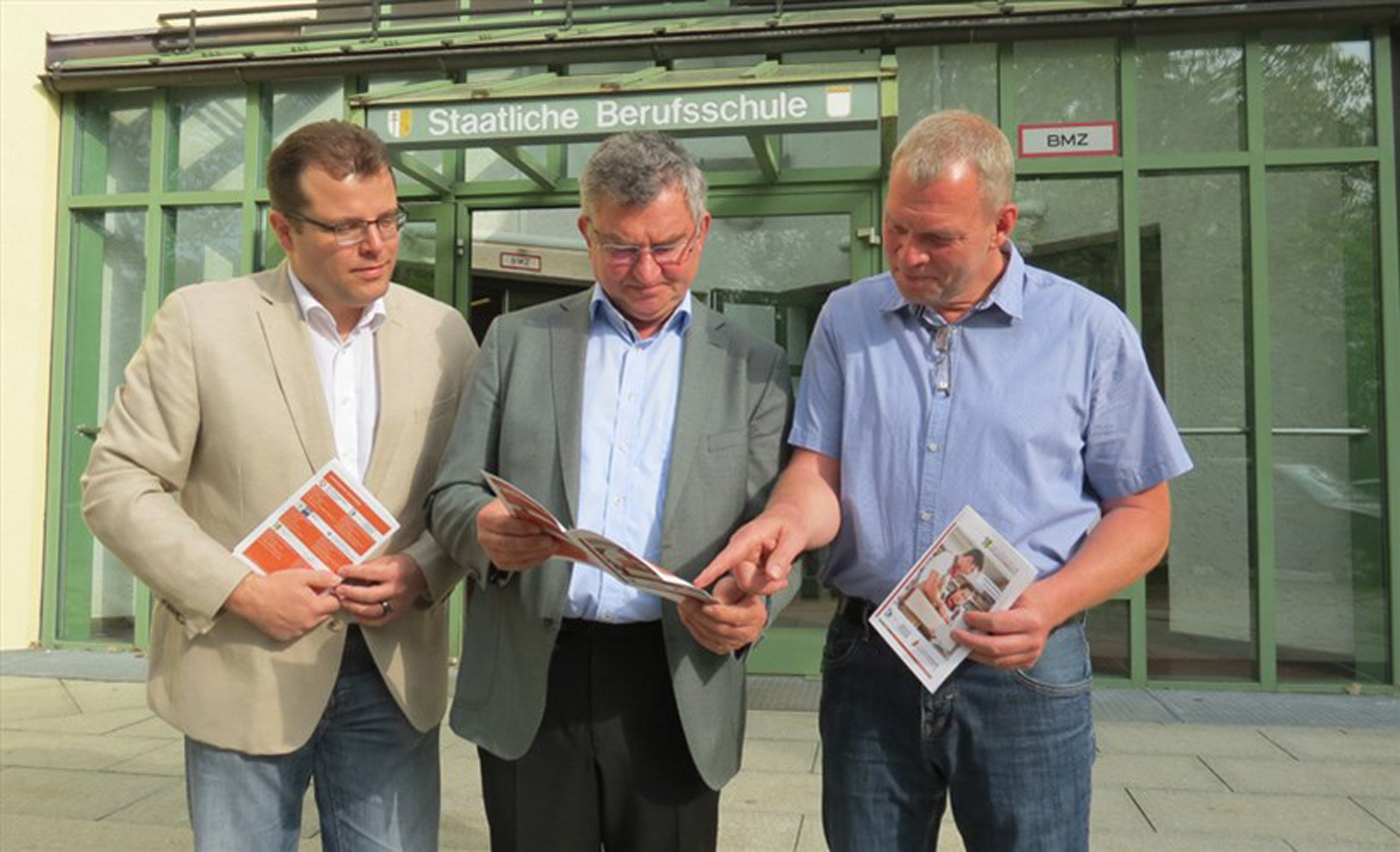 v.l.n.r.: Bildungsmanager Gerhard Wenzl, Berufsschulleiter Hubert Ruisinger und Seminarlehrer Georg Mann, Foto: Zeller