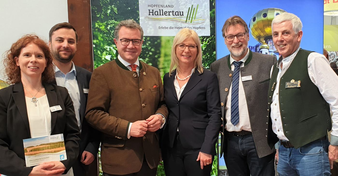 Beeindruckt vom Angebot der Hallertau zeigten sich der Präsident des Oberbayerischen Tourismusverbandes MdL Klaus Stöttner (3.v.l) sowie Landtagskollegin Ulrike Scharf (3.v.r.) auf der Freizeitmesse. Leider haben wir keinen Alternativtext zu diesem Bild, aber wir arbeiten daran.