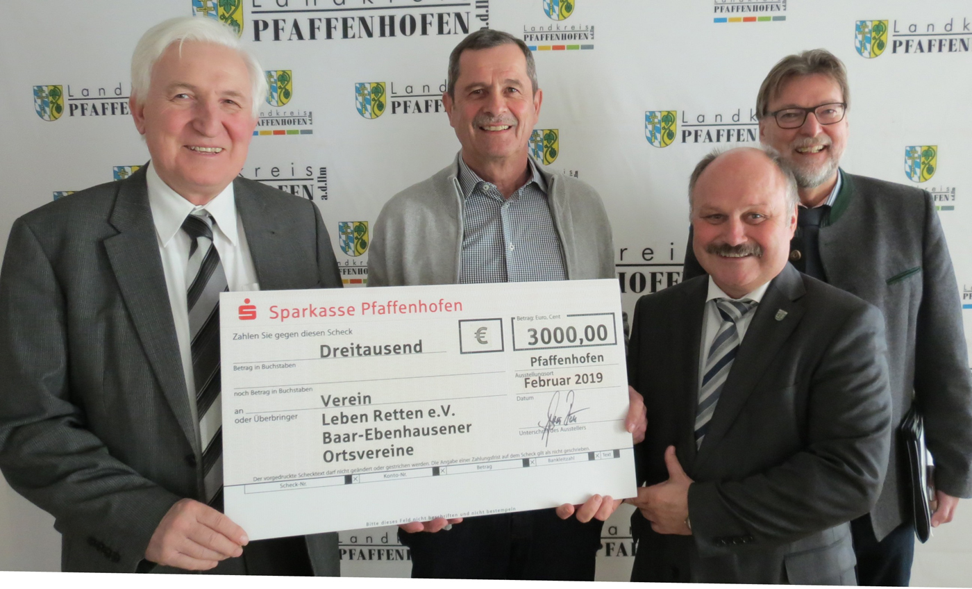 Robert Brenner (2.v.li.) hat den Reinerlös des Faschingsumzugs in Höhe von 3000 € an den Verein Leben retten e.V. übergeben. Leider haben wir keinen Alternativtext zu diesem Bild, aber wir arbeiten daran.