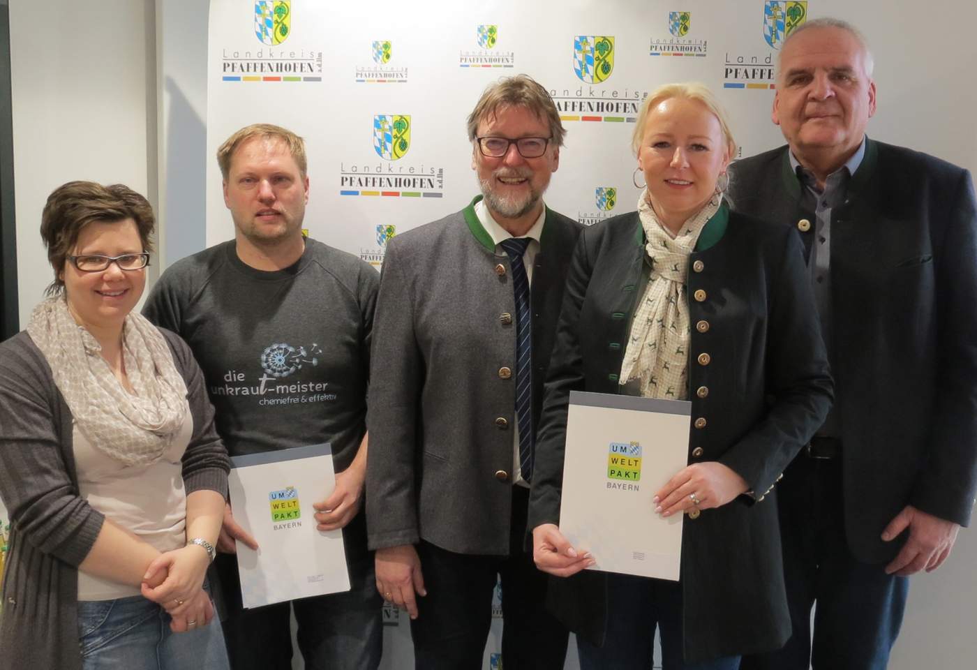 v.l.n.r.: Abteilungsleiterin Alexandra Schönauer vom Landratsamt, Moritz Lange von den Firma „Die Unkraut Meister“, Landrat Martin Wolf, Anna Krysa, Geschäftsführerin der „Hygiene Company“ mit Lebensgefährten Albert Reith Leider haben wir keinen Alternativtext zu diesem Bild, aber wir arbeiten daran.
