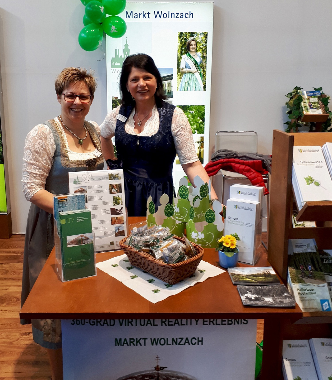 Andrea Wagner und Vera Wolf nahmen die Besucher auf der f.re.e mit auf eine kulinarische Entdeckungsreise in die Marktgemeinde Wolnzach. Leider haben wir keinen Alternativtext zu diesem Bild, aber wir arbeiten daran.