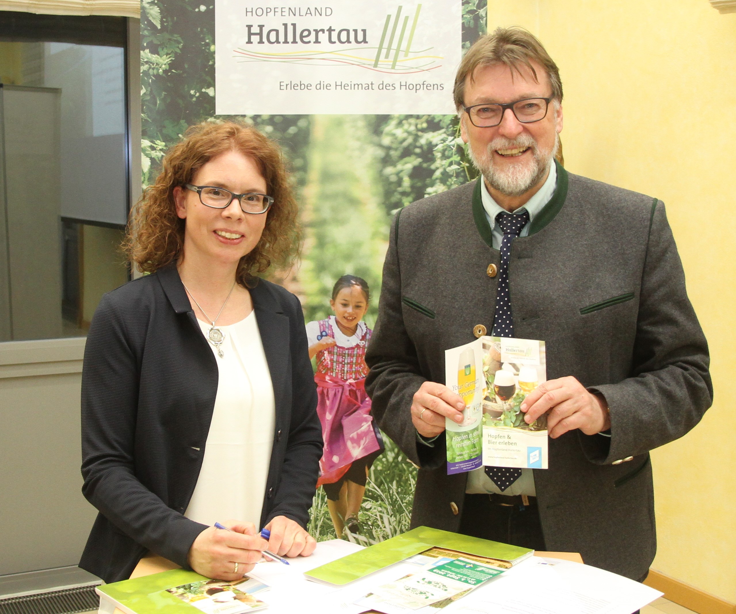 Der Vorsitzende des Hopfenland Hallertau Tourismus e.V., Martin Wolf (Landrat Pfaffenhofen a.d. Ilm) und Heidemarie Gmelch vom Tourismusverein konnten den Mitgliedern erneut steigende Übernachtungszahlen präsentieren.