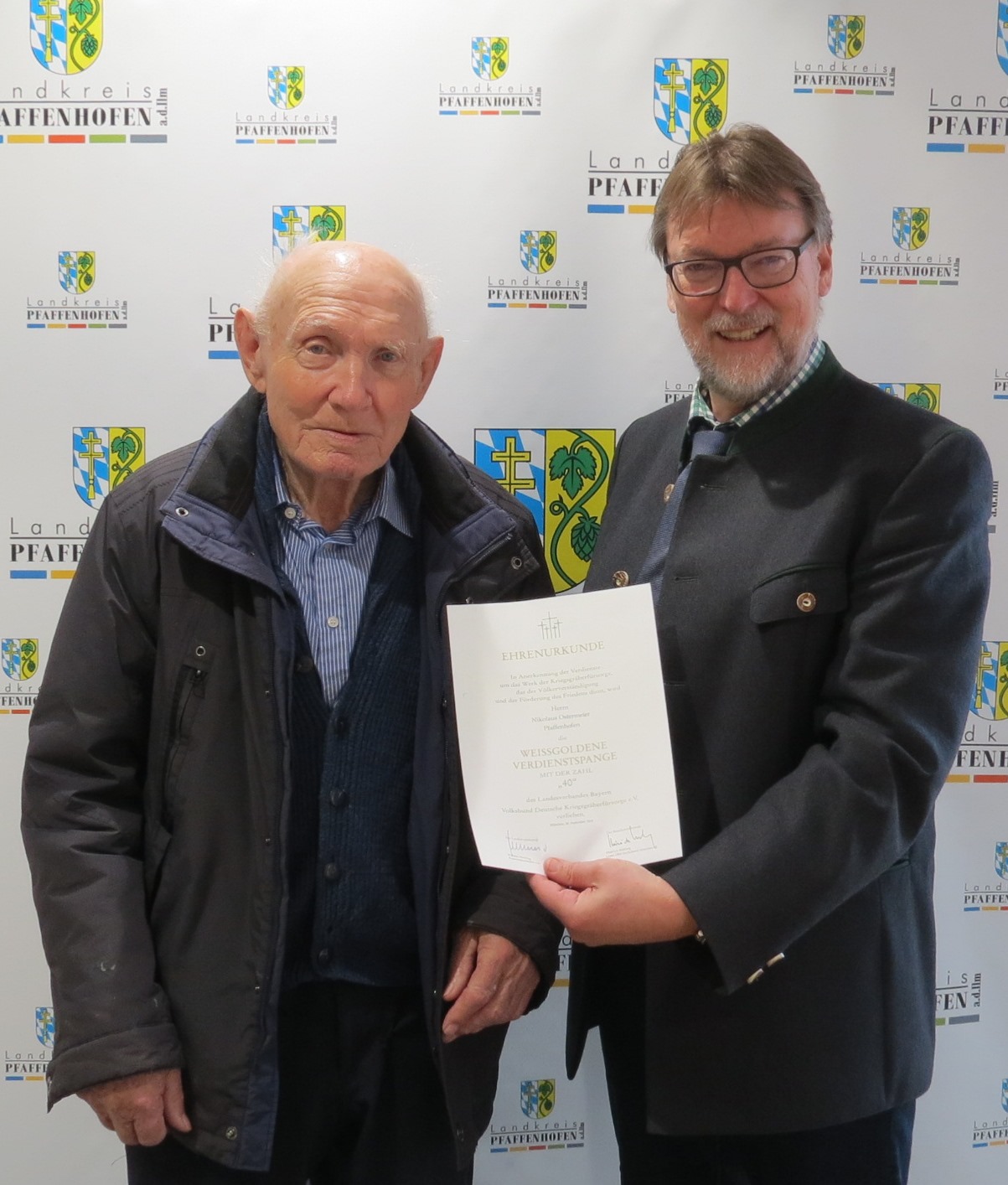 Eine besondere Auszeichnung hat Nikolaus Ostermeier (li.) für seine jahrzehntelangen Verdienste für die Kriegsgräberfürsorge erhalten. Leider haben wir keinen Alternativtext zu diesem Bild, aber wir arbeiten daran.