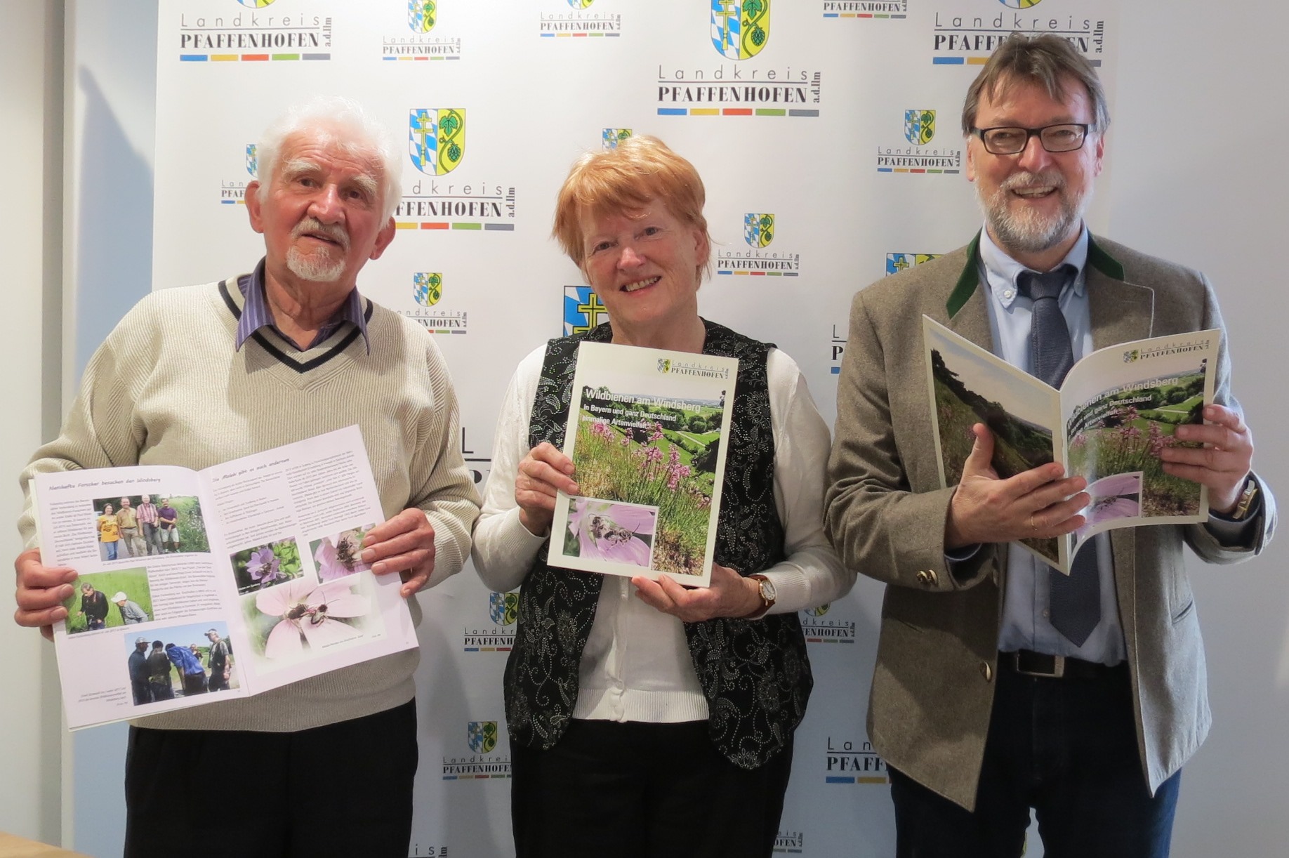 Autor Peter Bernhard (li.) übergab mit seiner Frau (Mitte) Landrat Martin Wolf (re.) seine Wildbienenbroschüre Leider haben wir keinen Alternativtext zu diesem Bild, aber wir arbeiten daran.