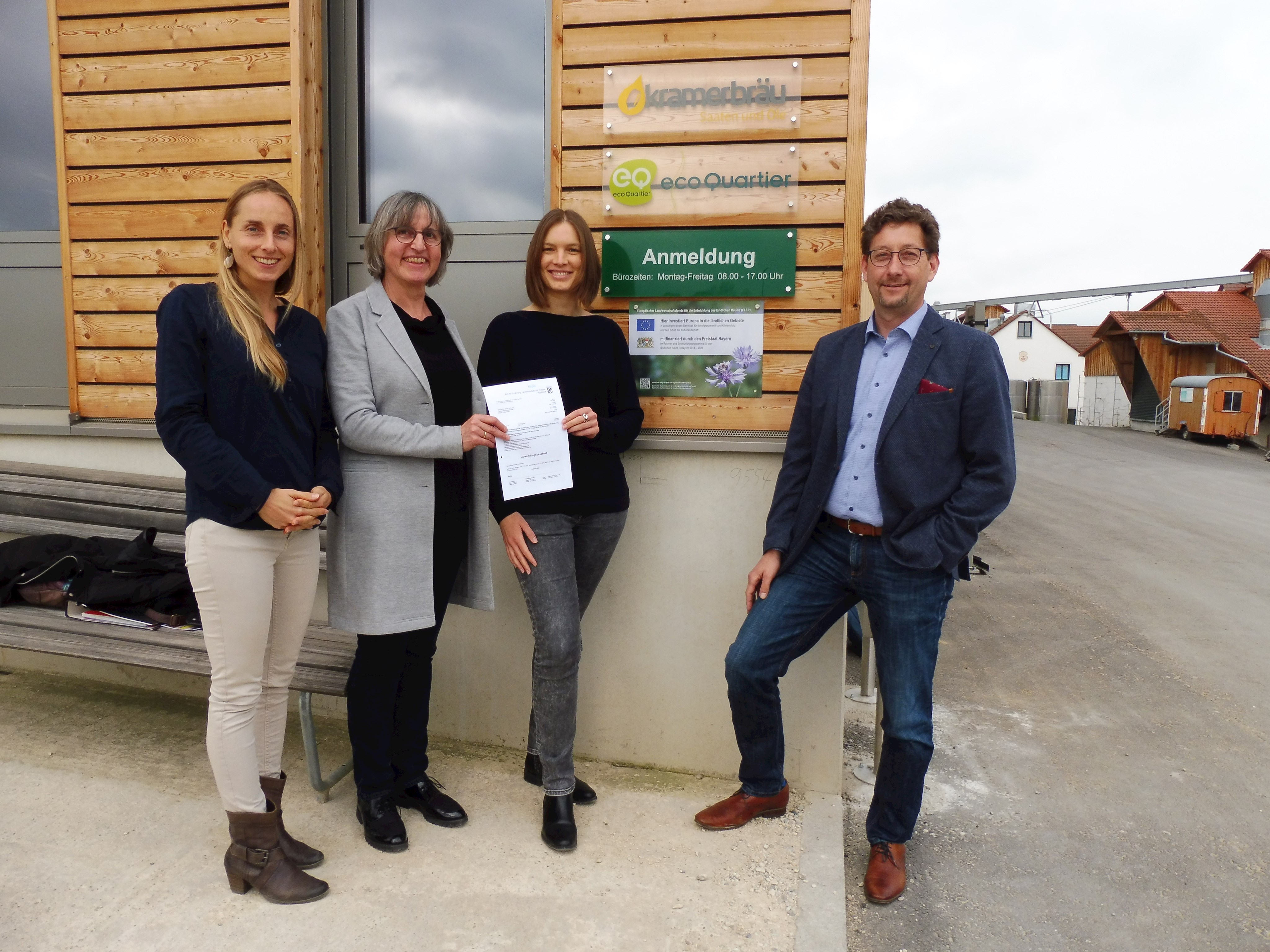 Von l. n. r.: C. Glaser (LAG-Managerin), A. Stiglmaier (LEADER-Koordinatorin), J. Donhauser (Geschäftsführer-Assistenz ecoQuartier), M. Pscheidl (Geschäftsführer ecoQuartier) Leider haben wir keinen Alternativtext zu diesem Bild, aber wir arbeiten daran.