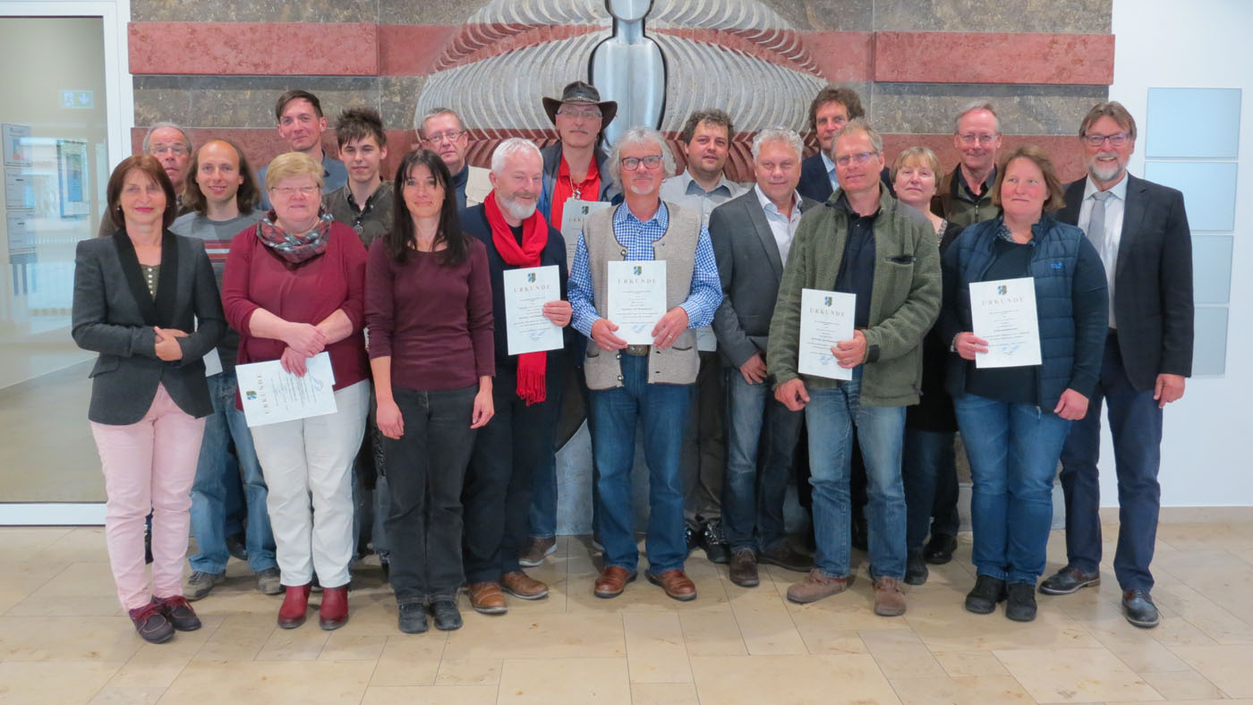Landrat Wolf (re.), die Leiterin der Unteren Naturschutzbehörde am Landratsamt A. Engelniederhammer (li.) mit ihrer zuständigen Mitarbeiterin G. Bosch (vorne, 3.v.l.) zusammen mit den neu ernannten ehrenamtlichen Beraterinnen und Beratern. Leider haben wir keinen Alternativtext zu diesem Bild, aber wir arbeiten daran.