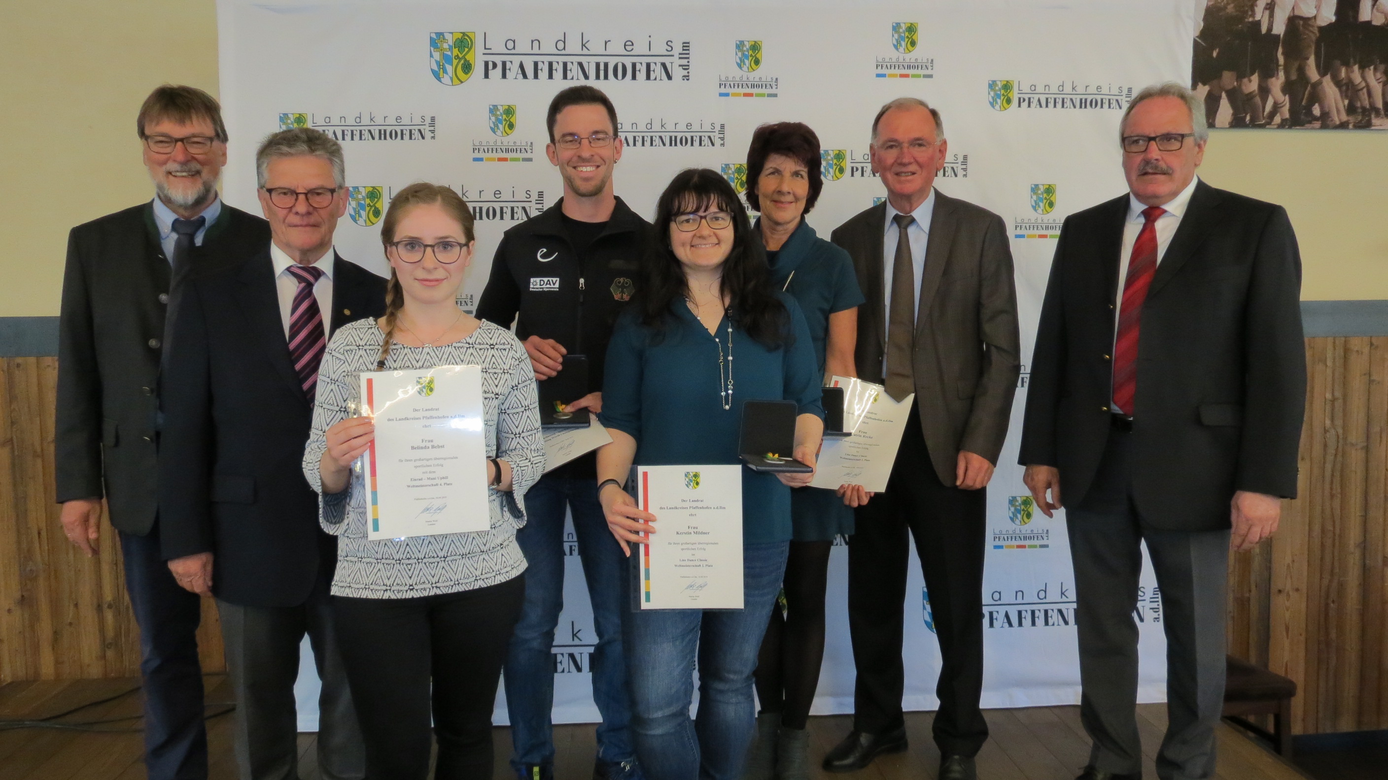 v.l.n.r.: Landrat Martin Wolf, Florian Weiß, Vorsitzender der Sportkommission des Landkreises, Belinda Bebst, Nils Helsper, Kerstin Midlner, Catrin Recke sowie die beiden stv. Landräte Anton Westner und Josef Finkenzeller Leider haben wir keinen Alternativtext zu diesem Bild, aber wir arbeiten daran.