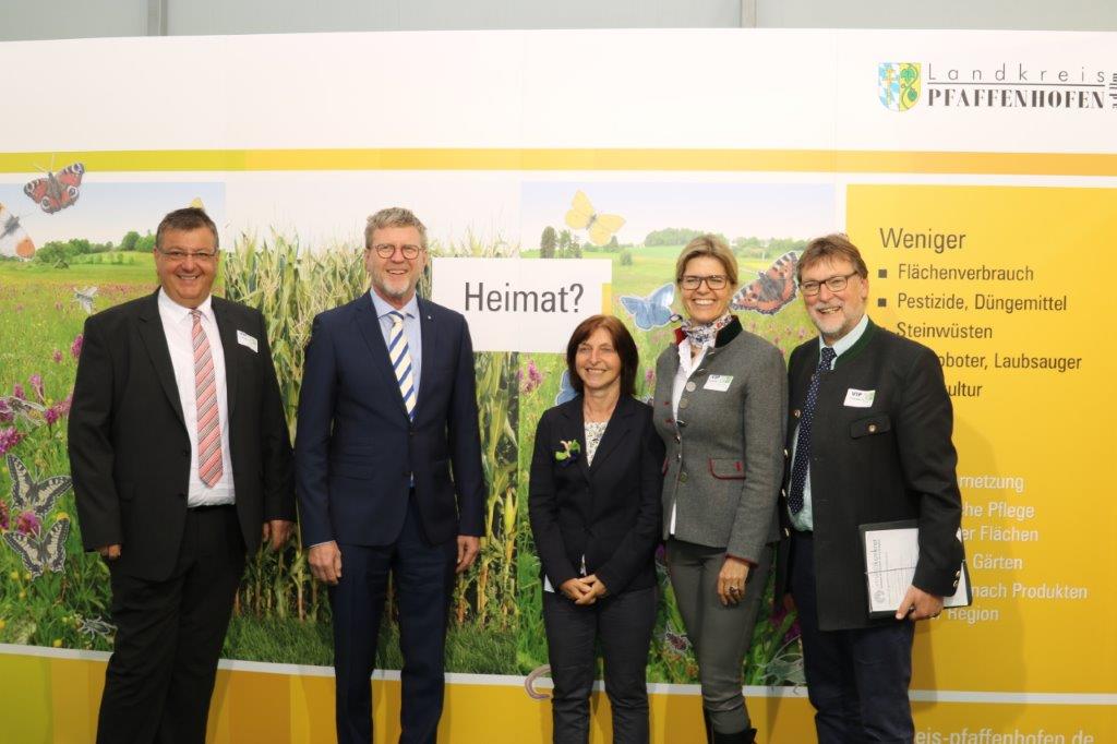 v.l.n.r.: Manchings Bürgermeister H. Nerb, der ehemalige Bayr. Umweltminister Dr. M. Huber, A. Engelniederhammer, Leiterin der Unteren Naturschutzbehörde am Landratsamt, E. Christian, Leiterin der IHK-Geschäftsstelle IN sowie Landrat M. Wolf Leider haben wir keinen Alternativtext zu diesem Bild, aber wir arbeiten daran.