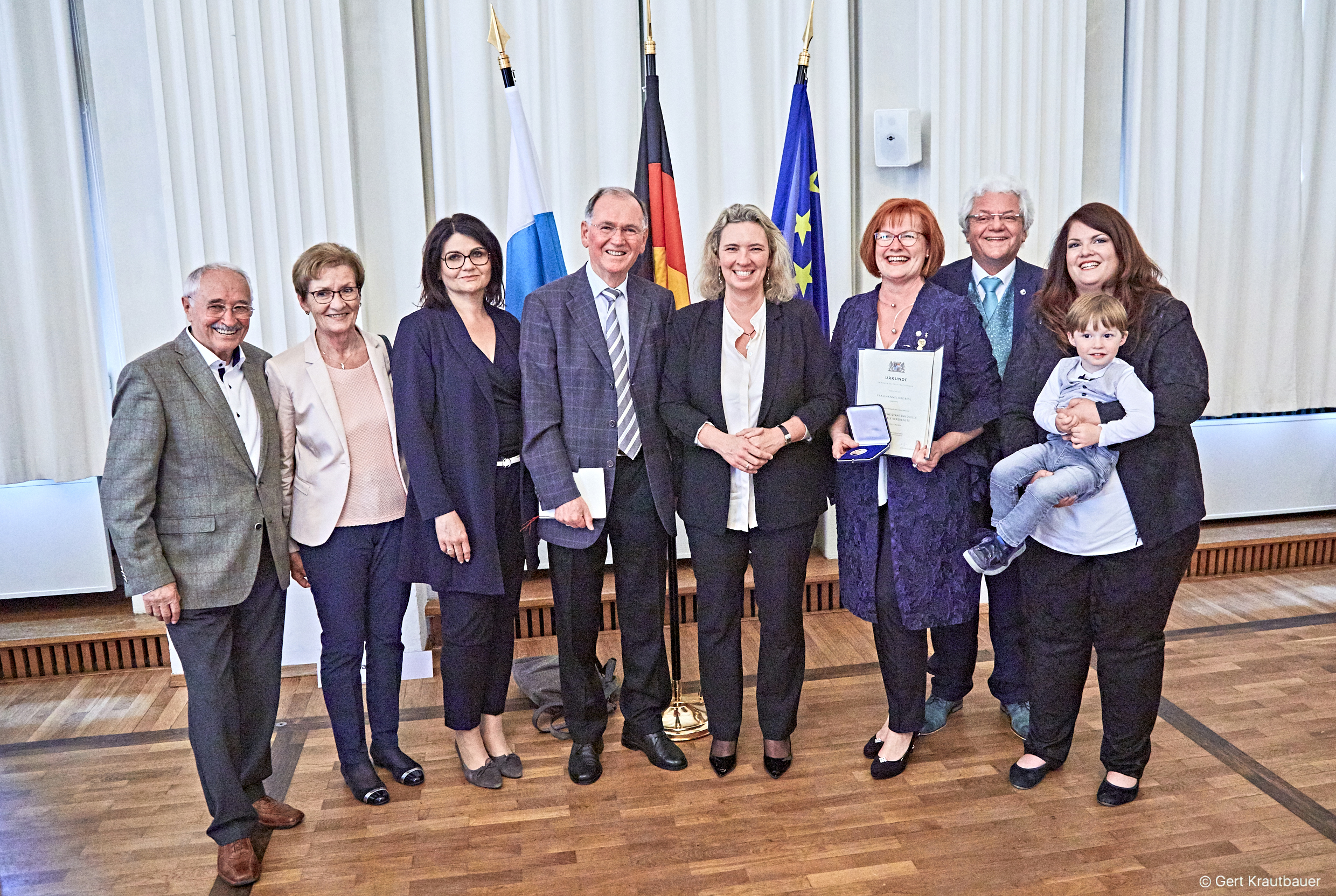 Neben der Familie gratulierten Sozialministerin Kerstin Schreyer (5.v.l.), der Stellvertreter des Landrats Anton Westner (4.v.l.) und Manchings 2. Bürgermeisterin Elke Drack Hannelore Besl (6.v.l.) sehr herzlich zur herausragenden Auszeichnung. Leider haben wir keinen Alternativtext zu diesem Bild, aber wir arbeiten daran.