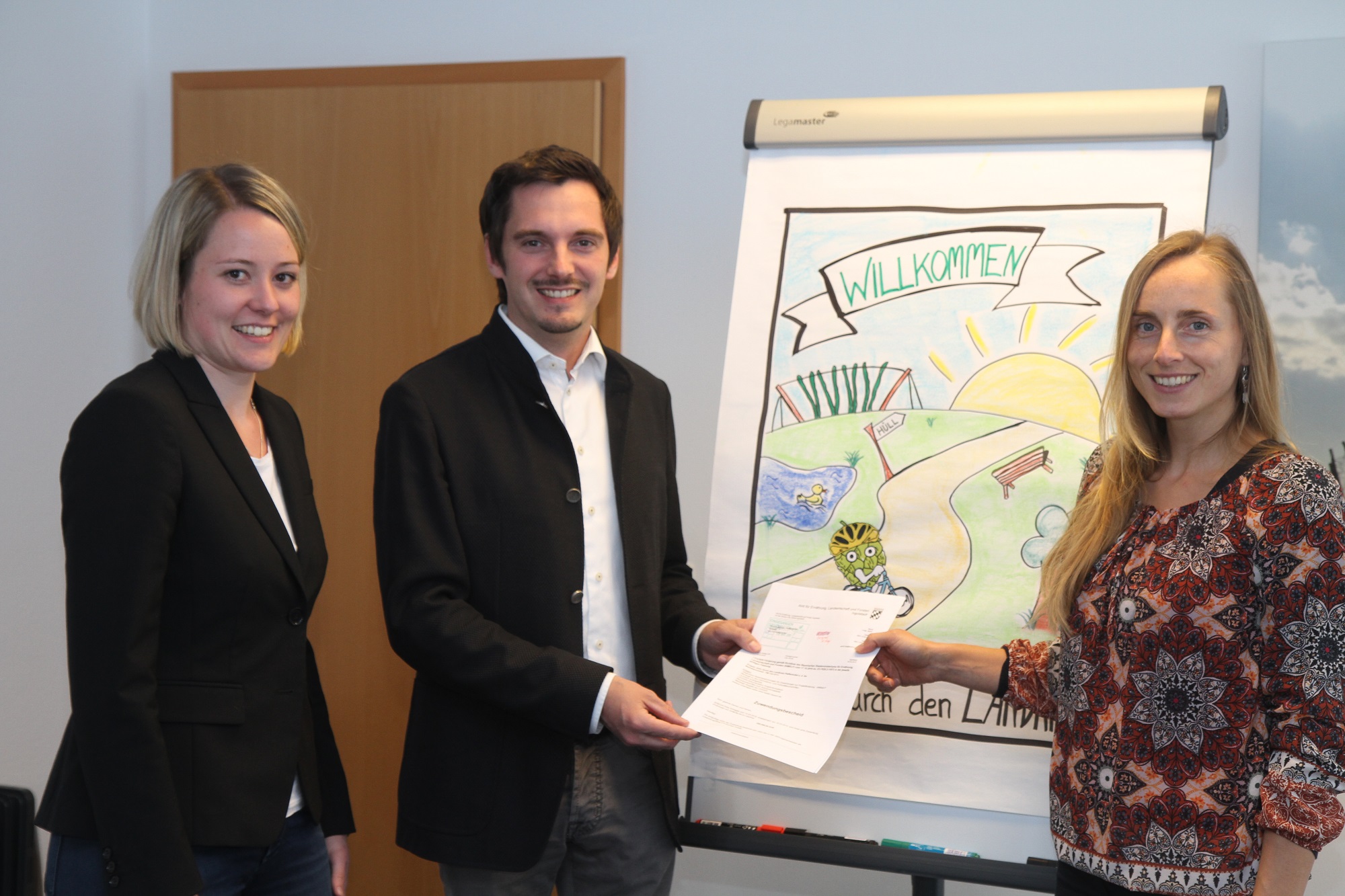 (v.l.n.r.) Projektverantwortliche Lisa Sutter, KUS-Vorstand Johannes Hofner und Carmen Glaser, Geschäftsführerin der Lokalen Aktionsgruppe Landkreis Pfaffenhofen a.d.Ilm, freuen sich über das bewilligte Projekt. Leider haben wir keinen Alternativtext zu diesem Bild, aber wir arbeiten daran.