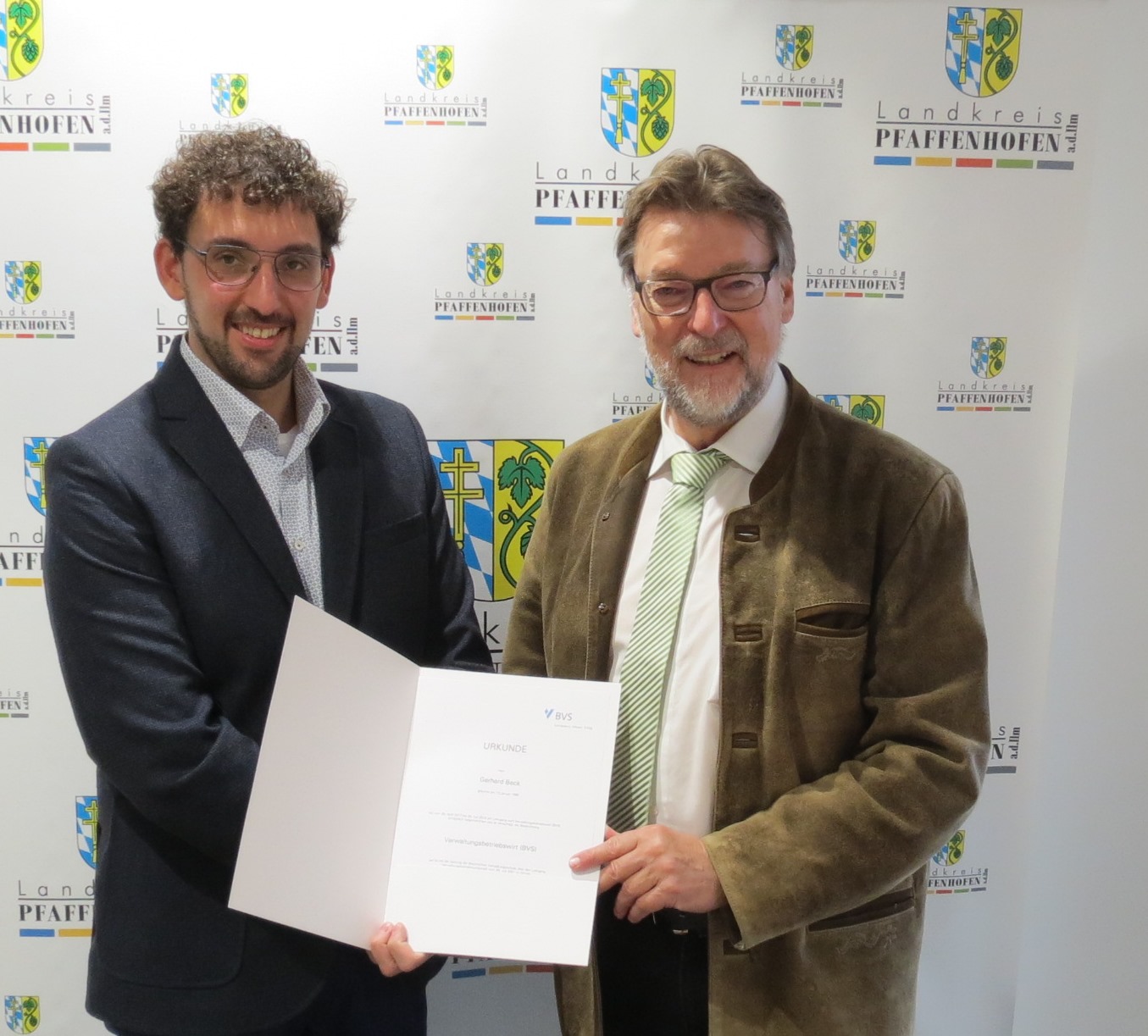 Landrat Martin Wolf (re.) gratulierte kürzlich Gerhard Beck (li.) zur bestandenen Abschlussprüfung im Rahmen der Weiterbildung zum Verwaltungsbetriebswirt. Leider haben wir keinen Alternativtext zu diesem Bild, aber wir arbeiten daran.