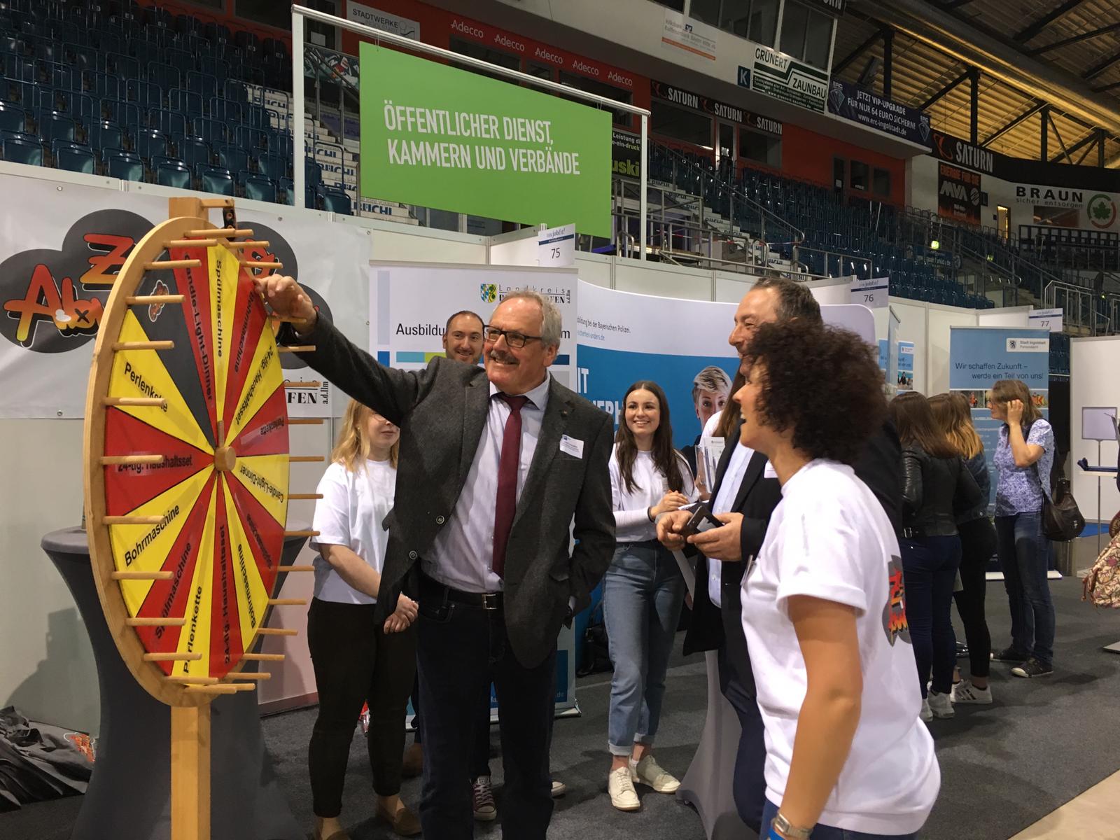 Auch stellvertretender Landrat Josef Finkenzeller besuchte den Stand des Landratsamts und versuchte sich am Glücksrad. Leider haben wir keinen Alternativtext zu diesem Bild, aber wir arbeiten daran.