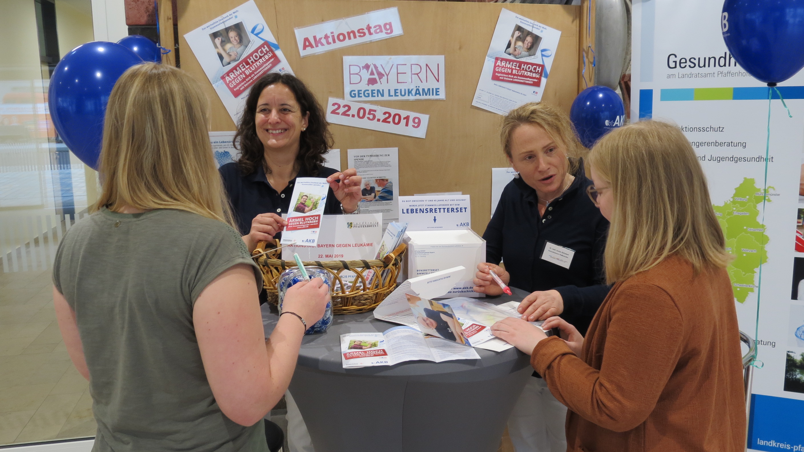 Mitarbeiterinnen des Landratsamts informieren sich am Stand des Gesundheitsamts bei Dr. Elisabeth Einmüller (2.v.l.) und Dr. Isolde Schubert (2.v.r.) über die Stammzellenspende. Leider haben wir keinen Alternativtext zu diesem Bild, aber wir arbeiten daran.